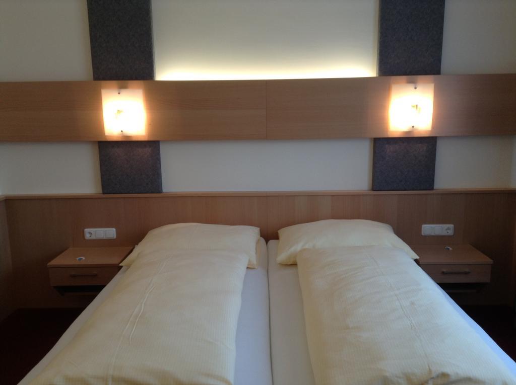 Leonsteinerhof Bed & Breakfast Phòng bức ảnh